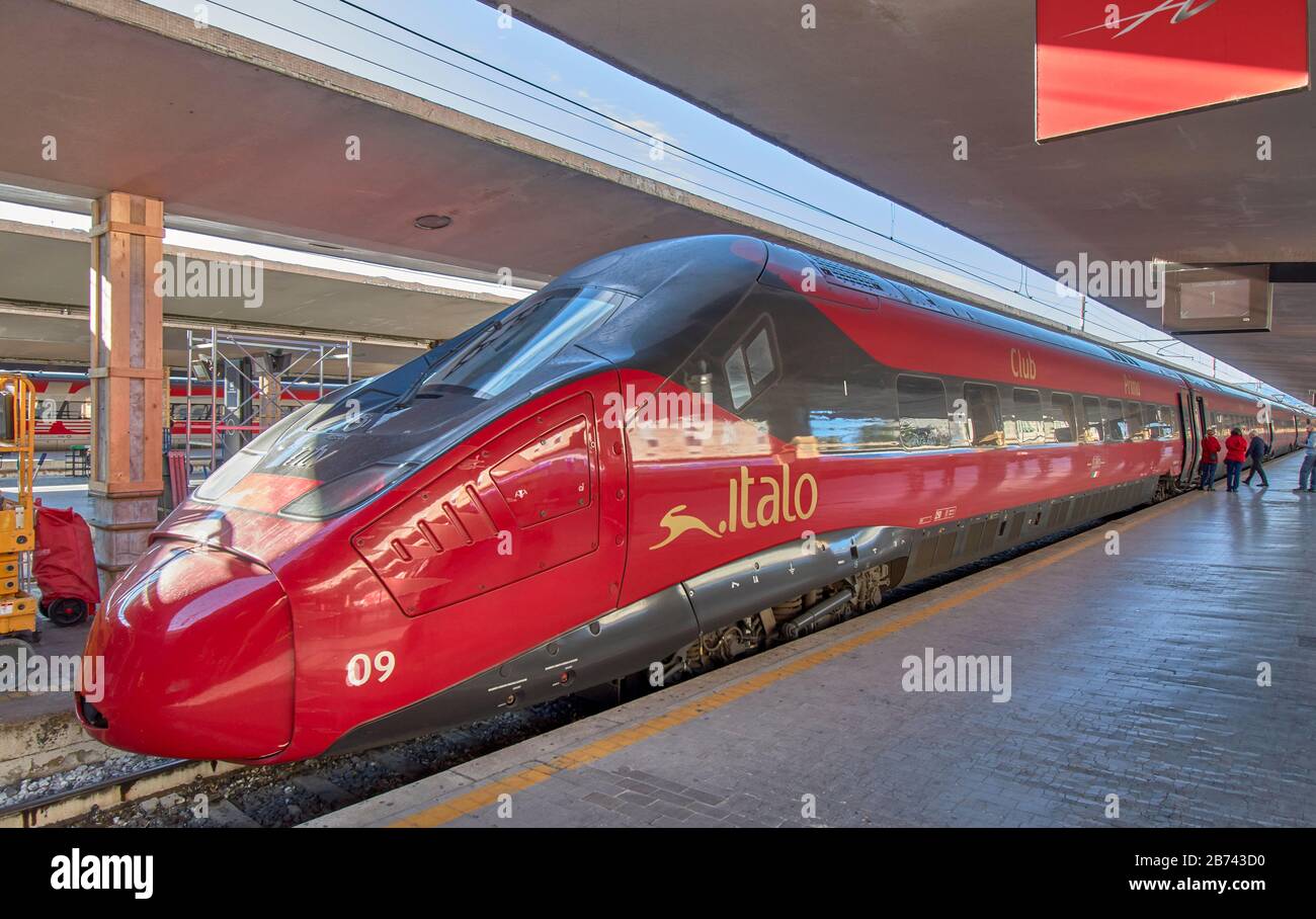 FLORENCE ITALIE TRAIN EN ATTENTE À LA GARE UN TRAIN ROUGE À GRANDE VITESSE ITALO 09 Banque D'Images