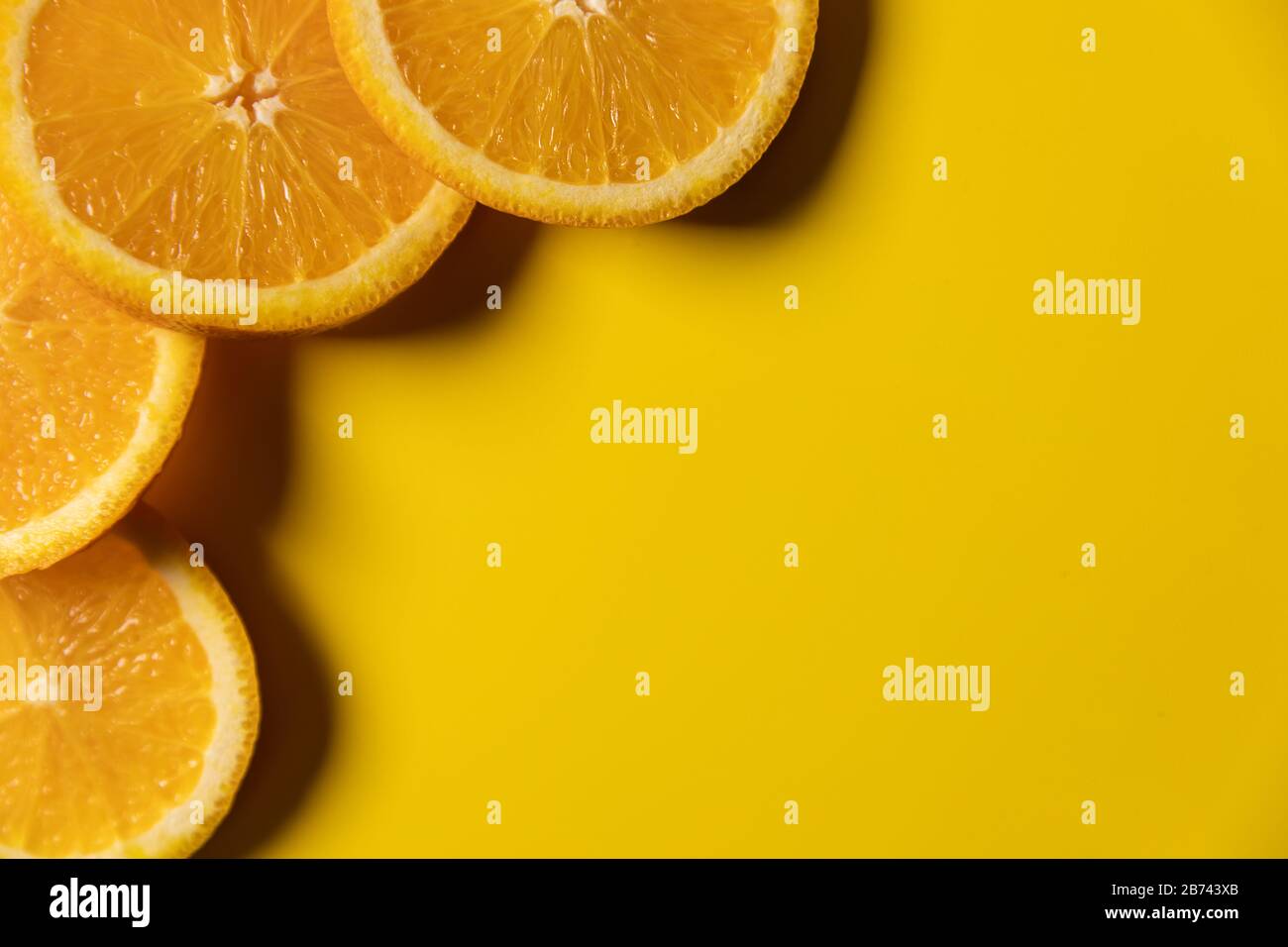 tranches de fruits orange sur fond jaune avec espace de copie. vue de dessus Banque D'Images