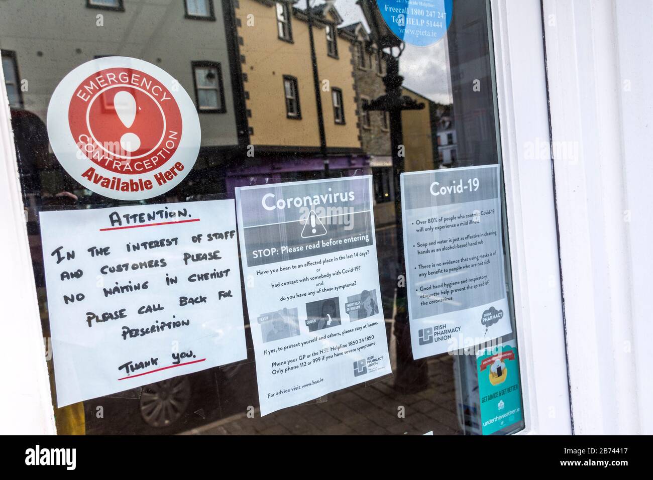 Ardara, Comté de Donegal, Irlande. 13 mars 2020. Avis aux clients de ne pas attendre à l'intérieur de la pharmacie chimistes tout en obtenant des ordonnances pour aider à prévenir la propagation du coronavirus, Covid-19, car les infections augmentent dans toute la République. Banque D'Images