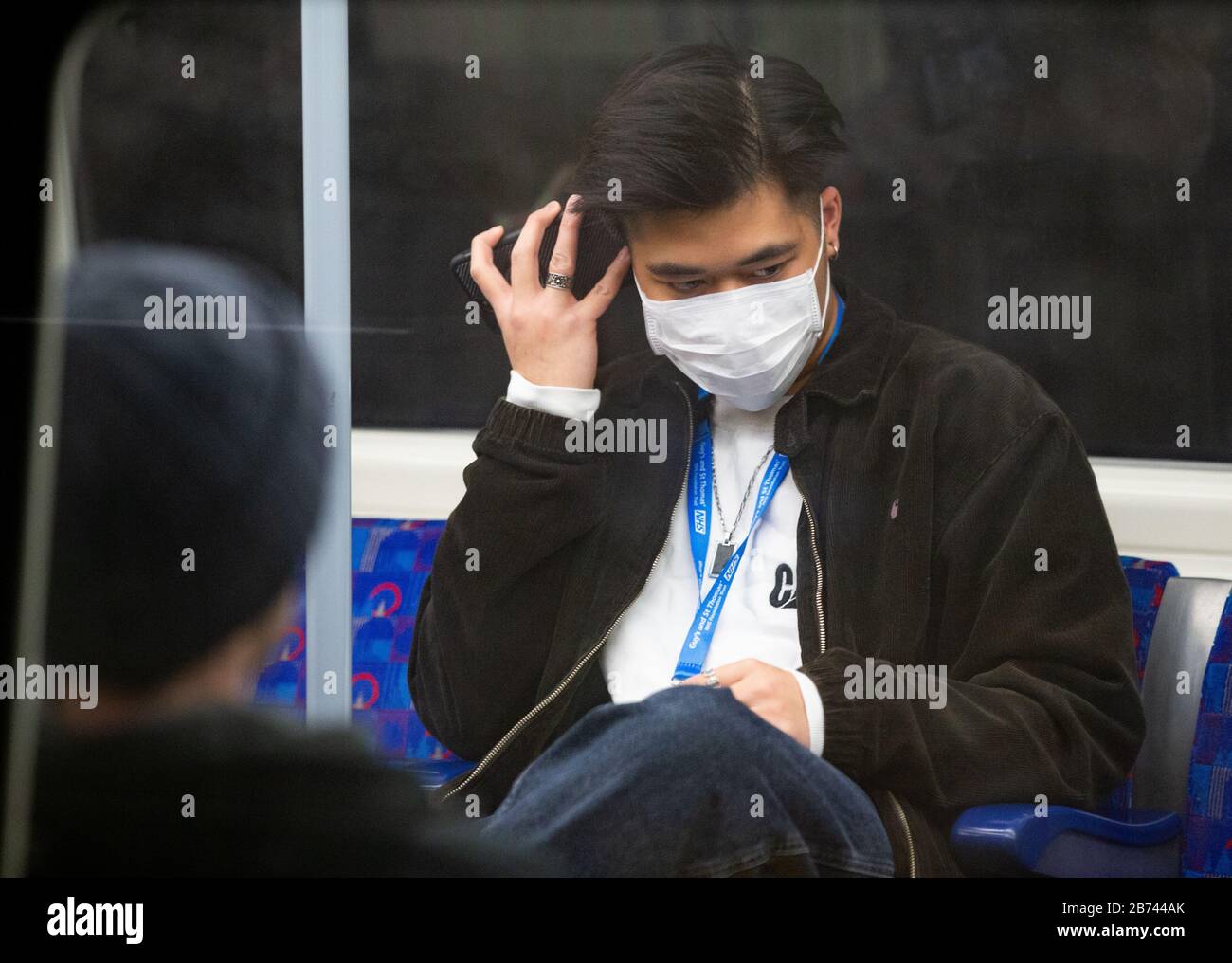 Londres, Royaume-Uni. 13 mars 2020. Un travailleur du NHS portant un masque sur le métro de Londres dans le centre de Londres. La peur du Coronavirus augmente à mesure que le nombre de cas augmente rapidement chaque jour. Crédit: Tommy London/Alay Live News Banque D'Images