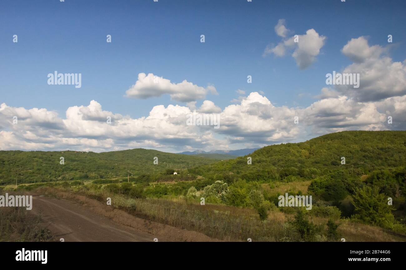 Paysage de montagne de Crimée à la journée d'été avec une route rurale vide Banque D'Images