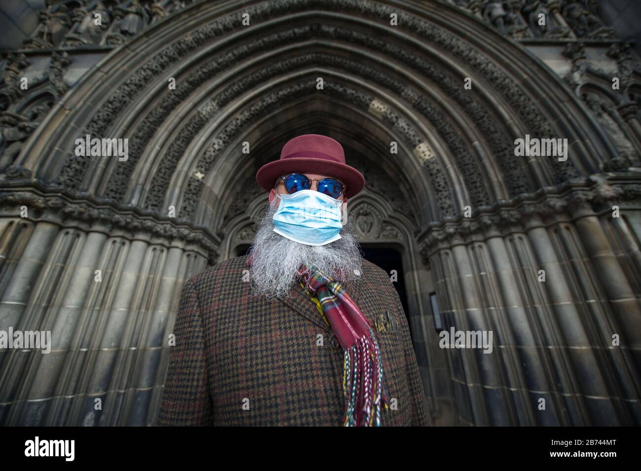 Édimbourg, Royaume-Uni. 13 mars 2020. Photo : l'homme a vu porter un masque chirurgical et couvrir son nez et sa bouche en raison de la pandémie de Coronavirus. Crédit : Colin Fisher/Alay Live News Banque D'Images