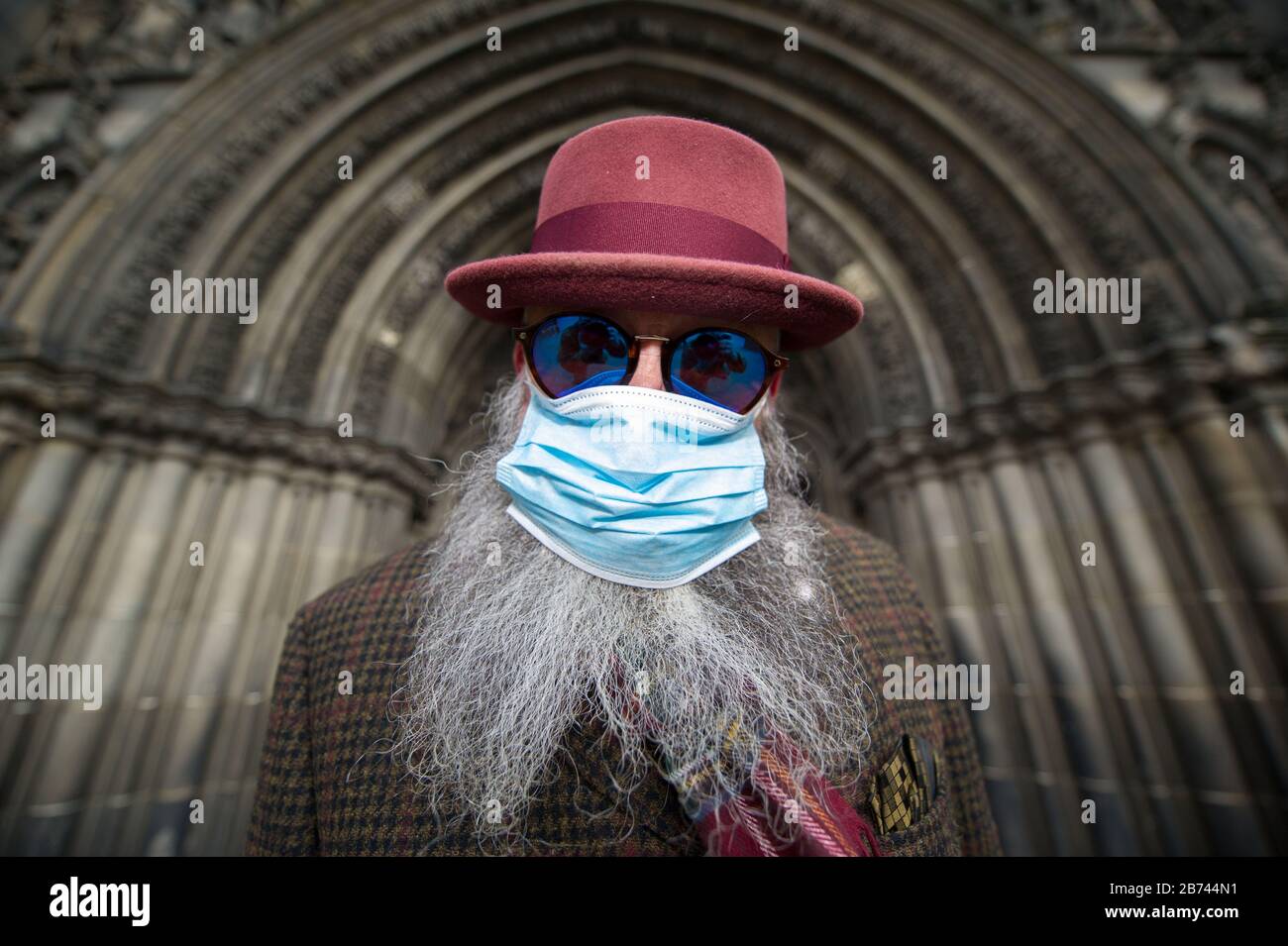 Édimbourg, Royaume-Uni. 13 mars 2020. Photo : l'homme a vu porter un masque chirurgical et couvrir son nez et sa bouche en raison de la pandémie de Coronavirus. Crédit : Colin Fisher/Alay Live News Banque D'Images