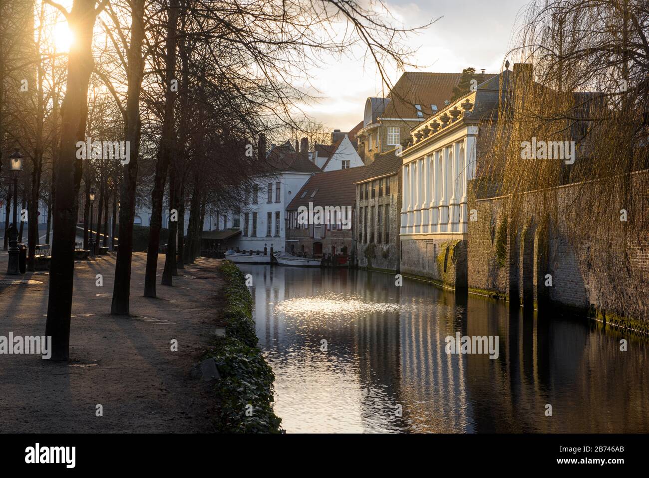 Canaux de Bruges au coucher du soleil Banque D'Images
