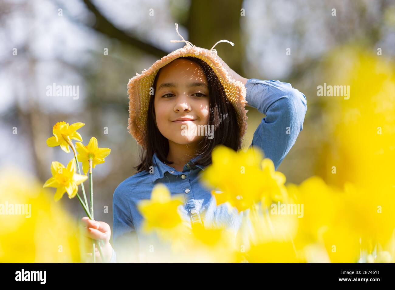 Halesowen, West Midlands, Royaume-Uni. 13 mars 2020. Ellie-May Pearson, neuf ans, attend avec impatience un printemps chaud dans le parc près de sa maison à Halesowen, dans les West Midlands. Les prévisions pour le week-end et le début de la semaine prochaine sont fraîches et sèches. Crédit: Peter Loppeman/Alay Live News Banque D'Images