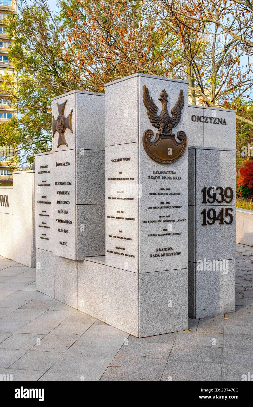 Varsovie, Mazovia / Pologne - 2019/10/26 : monument de l'Etat souterrain polonais et de l'Armée de terre par l'architecte Jerzy Staniszkis à la rue Wiejska Banque D'Images