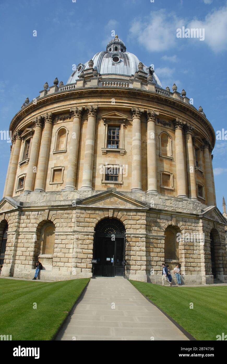 Étudiants à l'extérieur de la caméra Radcliffe, salle de lecture de la bibliothèque Bodleian, Université d'Oxford, Oxford, Angleterre Banque D'Images