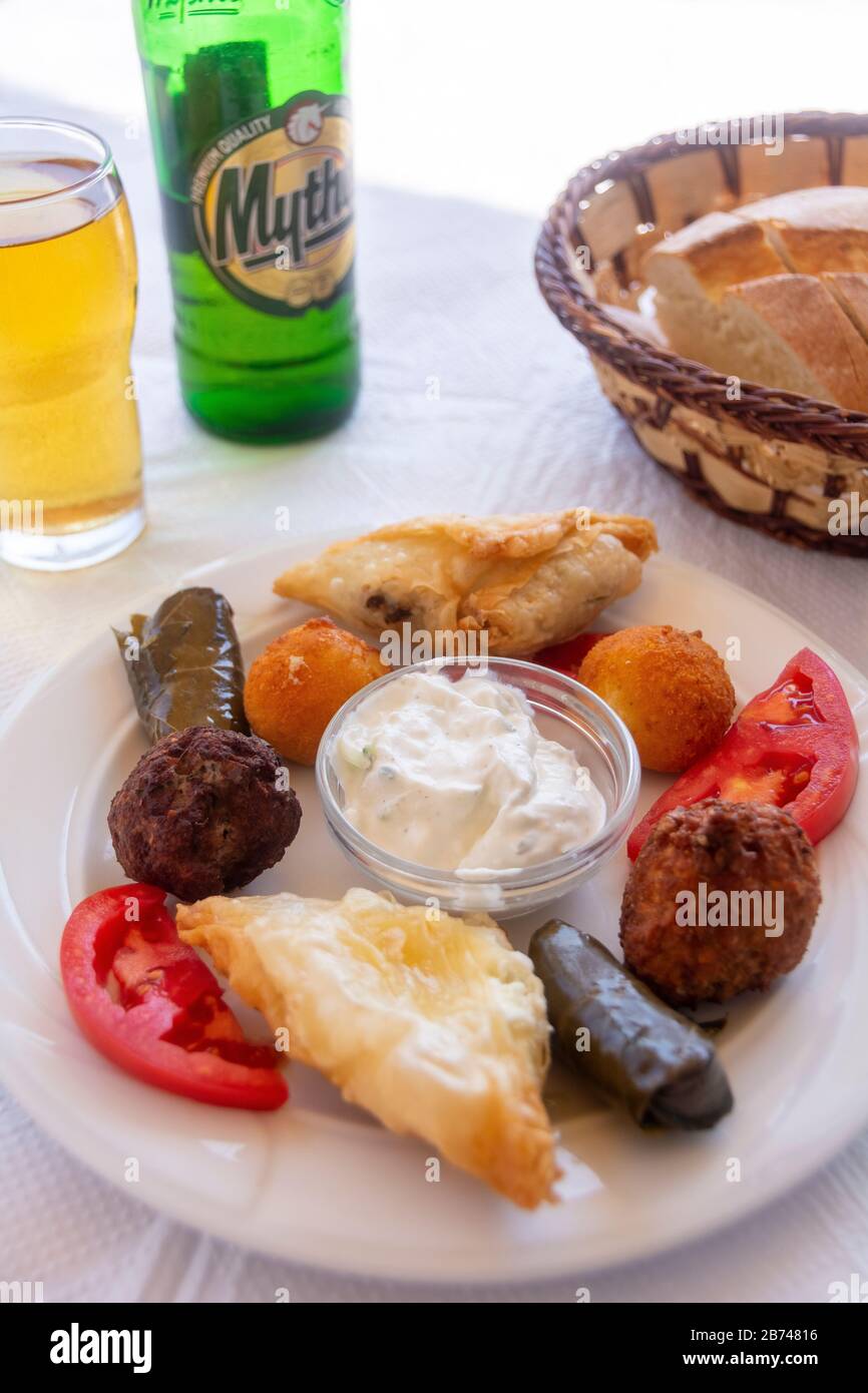 Des entrées grecques mixtes au restaurant de Samos Town Samos Grèce Banque D'Images