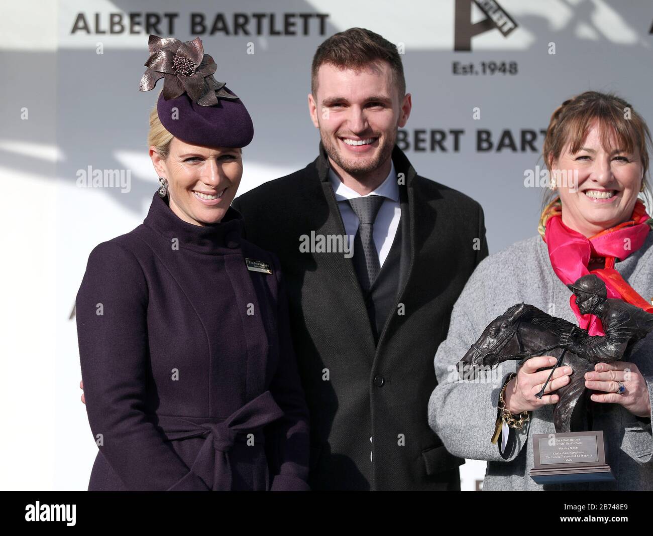 Zara Tindall (à gauche) avec le propriétaire Susanna Ricci (à droite) après Monkfish a remporté le Hurdle Albert Bartlett Novices au cours du quatrième jour du Cheltenham Festival à l'hippodrome de Cheltenham. Banque D'Images