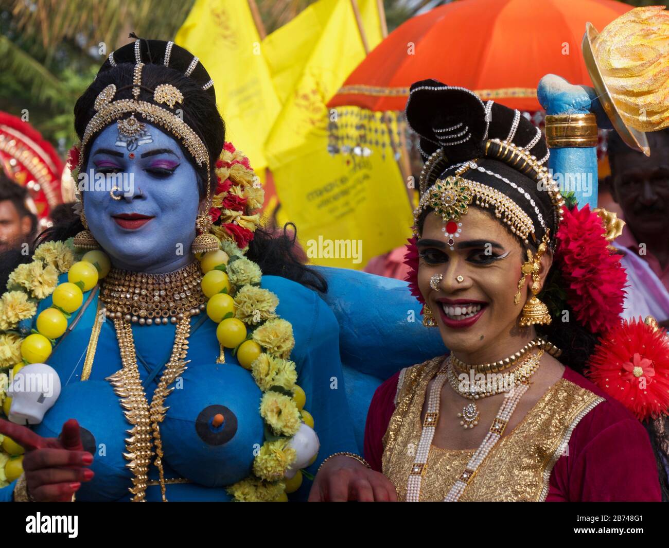 Des danseurs classiques de Kathakali représentant des dieux hindous se produisent dans le festival du temple, Kumarakom, Kerala, dans le sud de l'Inde Banque D'Images