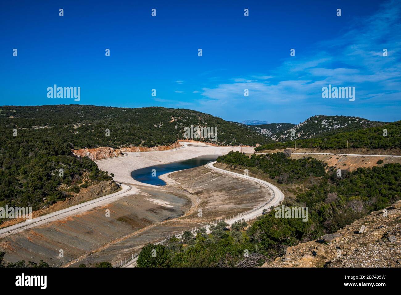 Vue panoramique sur le lac artificiel de l'île d'Alonisos, Grèce. Le projet a été créé comme solution au problème de pénurie d'eau pour l'île. Banque D'Images