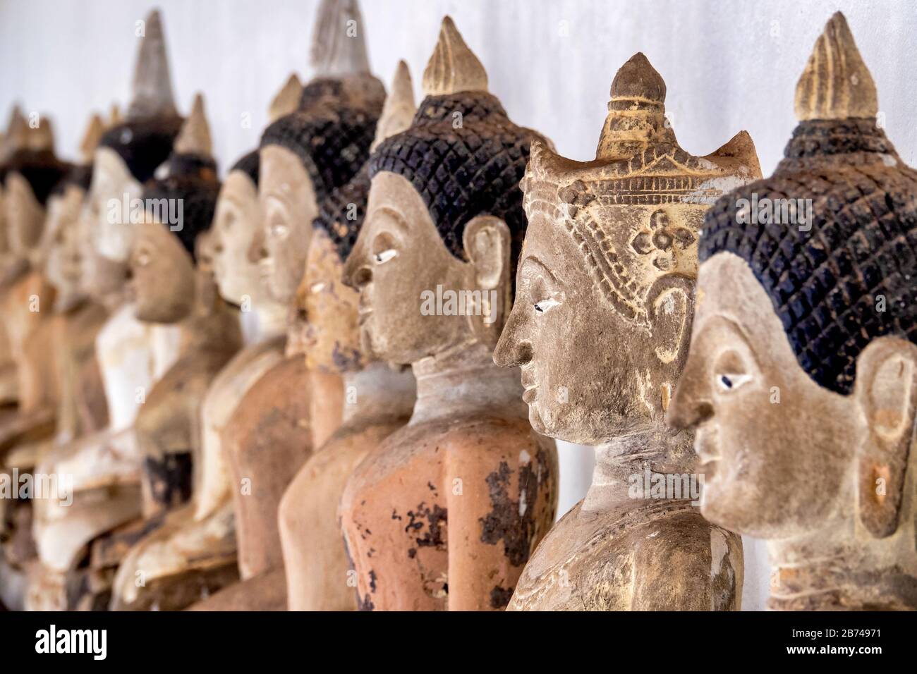 Statues de Bouddha en grès rose de Phayao dans Wat si Khom Kham, Phayao, Thaïlande Banque D'Images