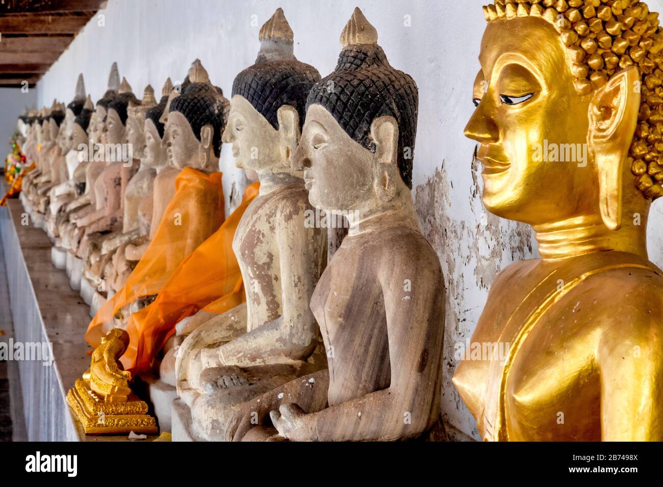 Statues de Bouddha en grès rose de Phayao dans Wat si Khom Kham, Phayao, Thaïlande Banque D'Images