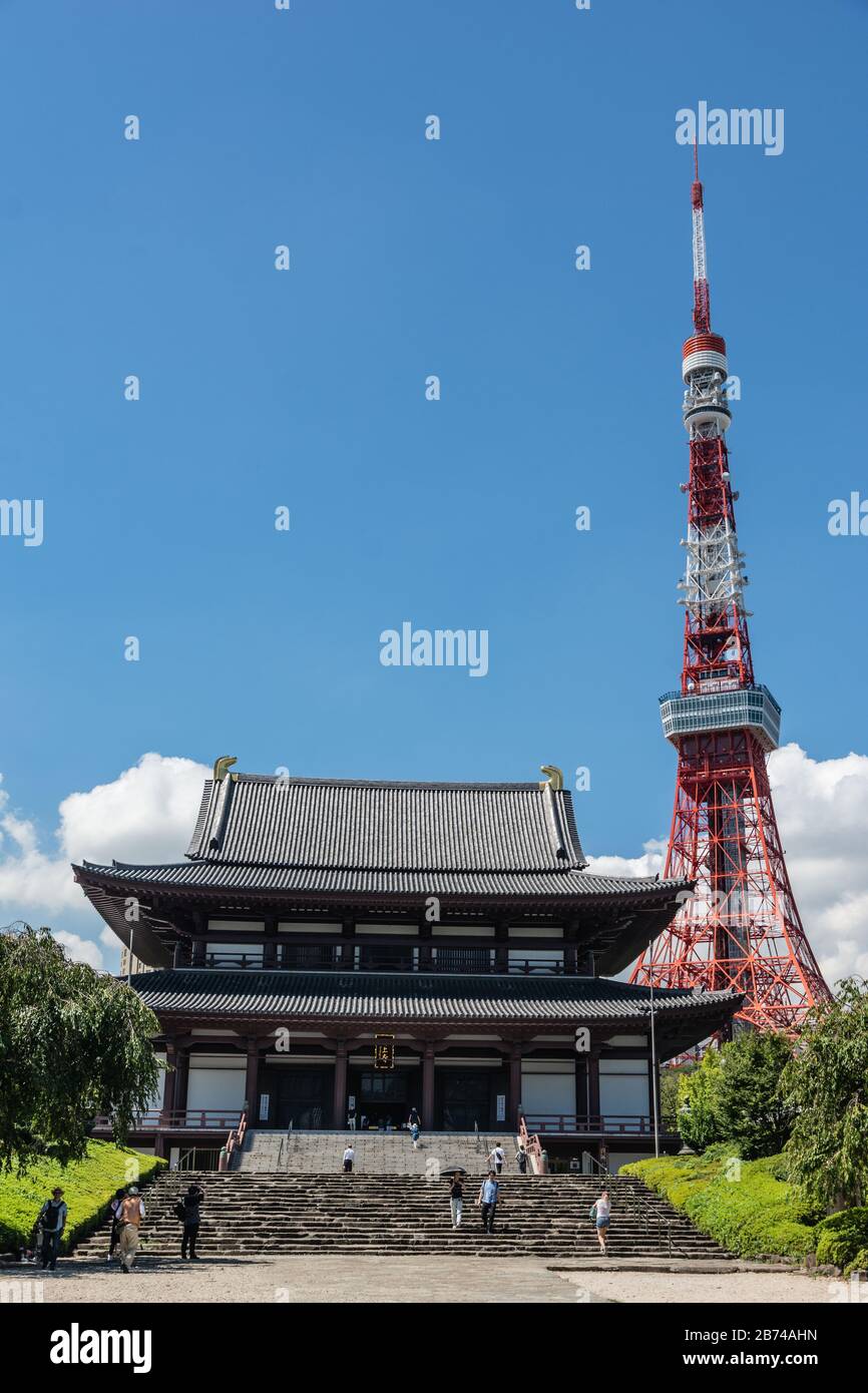 Tokyo, Japon, Asie - 7 septembre 2019 : vue sur le temple Zojoji et la tour de Tokyo Banque D'Images