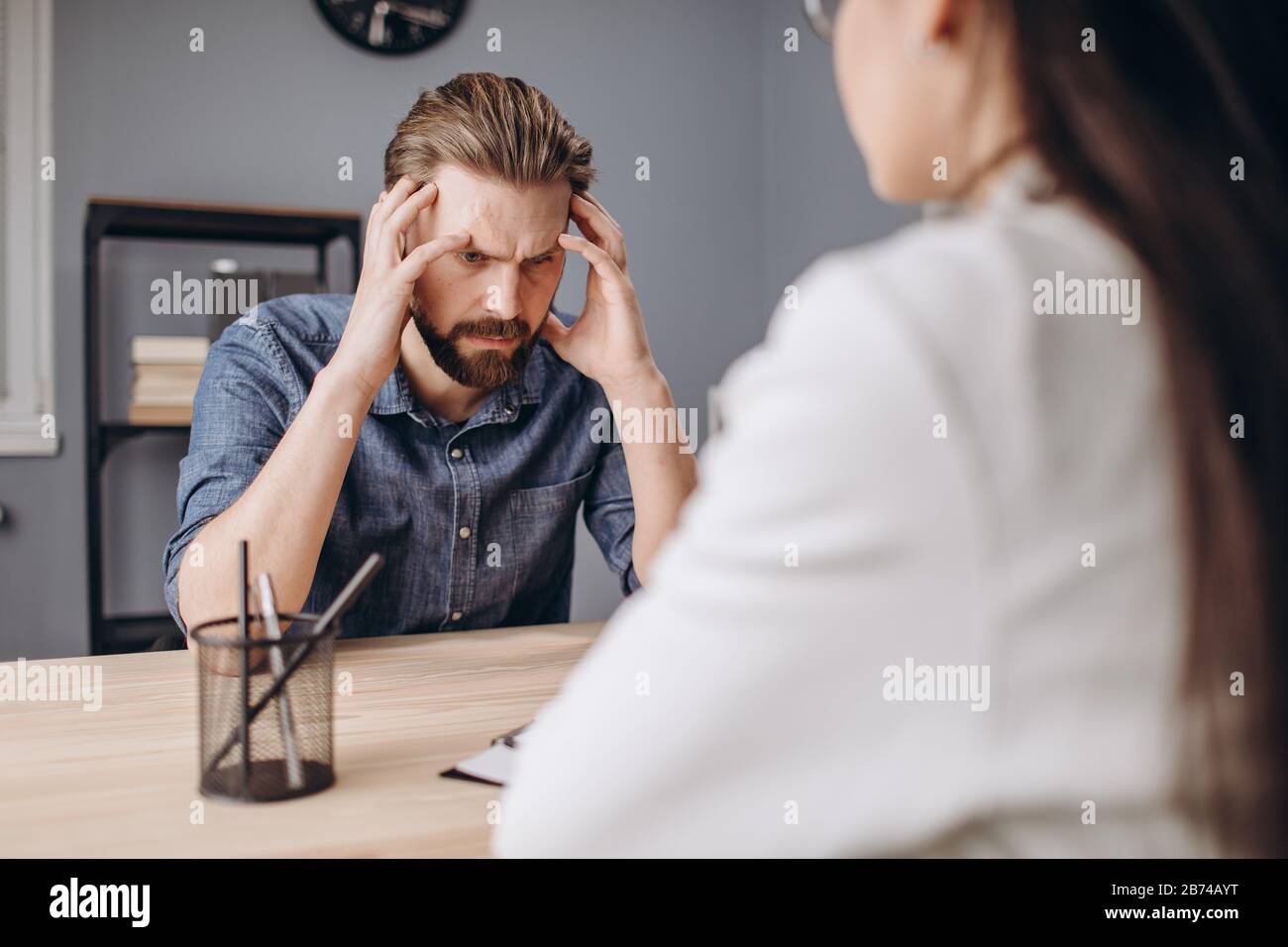 Patient en baisse lors d'un rendez-vous avec un psychologue Banque D'Images