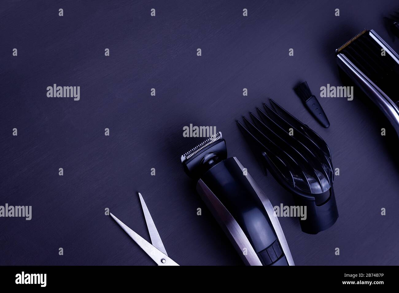 Rasoir, rasoir, brosse, Comb, ciseaux, tondeuse et tondeuse à cheveux. Accessoires pour matériel de salon de coiffure sur fond noir vue du dessus copyspace Banque D'Images