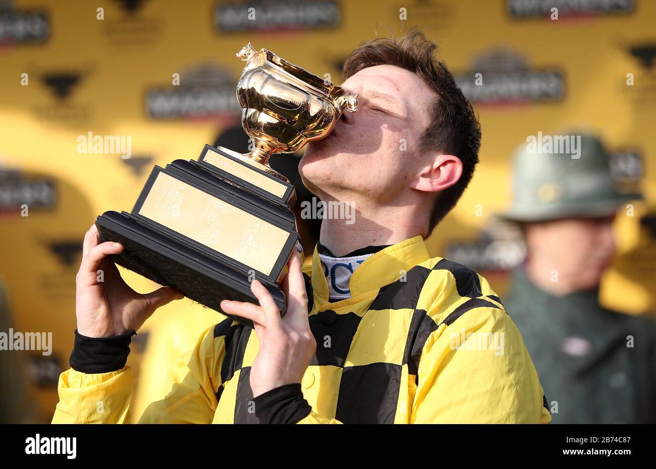 Jockey Paul Townend célèbre après avoir remporté le Magners Cheltenham Gold Cup Chase avec Al Boum photo au cours du quatrième jour du Cheltenham Festival à l'hippodrome de Cheltenham. Banque D'Images