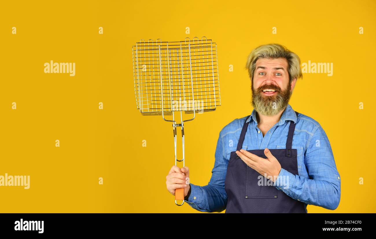 Qui cuisinent mieux. Le défi ultime de la cuisine. Préparez le dîner pour la famille. Utilisez des ustensiles de cuisine et divers produits. Le chef mûr utilise des ustensiles de cuisine pour le barbecue. Outils pour rôtir la viande. Banque D'Images