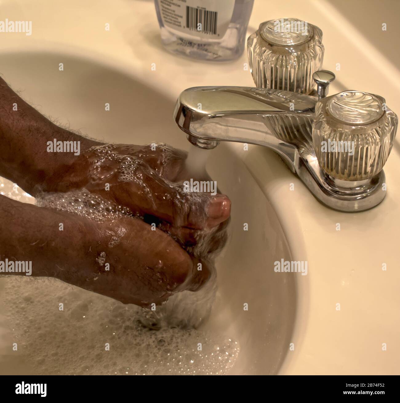 Coronavirus se laver les mains - l'homme afro-américain Banque D'Images
