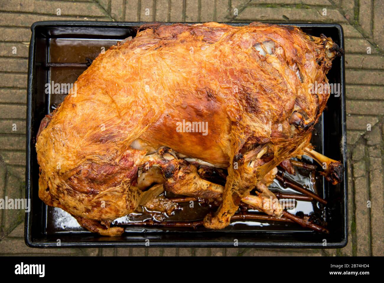 Rôti traditionnel dans un agneau de four pour la Saint-Georges en Bulgarie - vue de dessus Banque D'Images Rôti traditionnel dans un agneau de four pour la Saint-Georges en Bulgarie - vue de dessus Banque D'Images