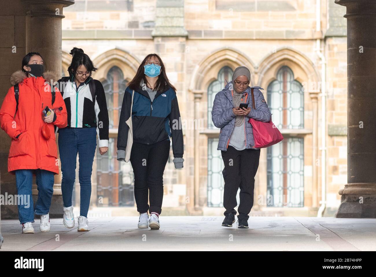 Université De Glasgow, Écosse, Royaume-Uni. 13 mars 2020. Les étudiants de l'université de Glasgow portant des masques de visage à mesure que l'université déplace tous les examens étudiants en ligne en raison de l'éclosion de coronavirus crédit: Kay Roxby/Alay Live News Banque D'Images