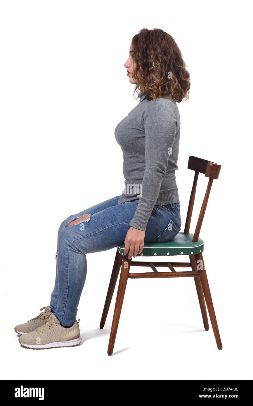 portrait d'une femme assise sur une chaise sur fond blanc, profil Photo  Stock - Alamy
