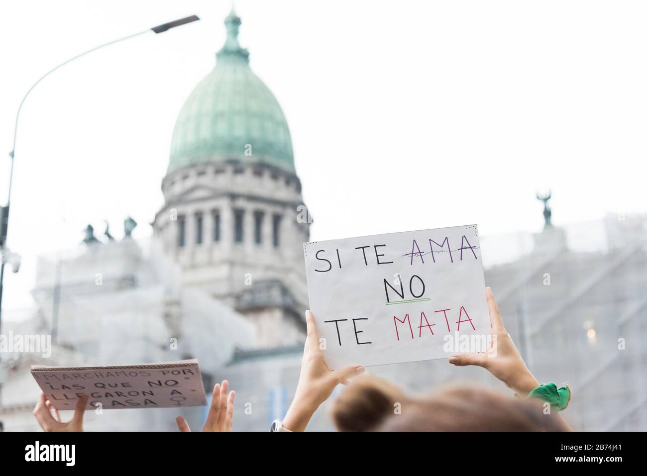 CABA, Buenos Aires / Argentine; 9 mars 2020: Journée internationale des femmes. Mains tenant une affiche contre la violence sexuelle, devant la Con nationale Banque D'Images