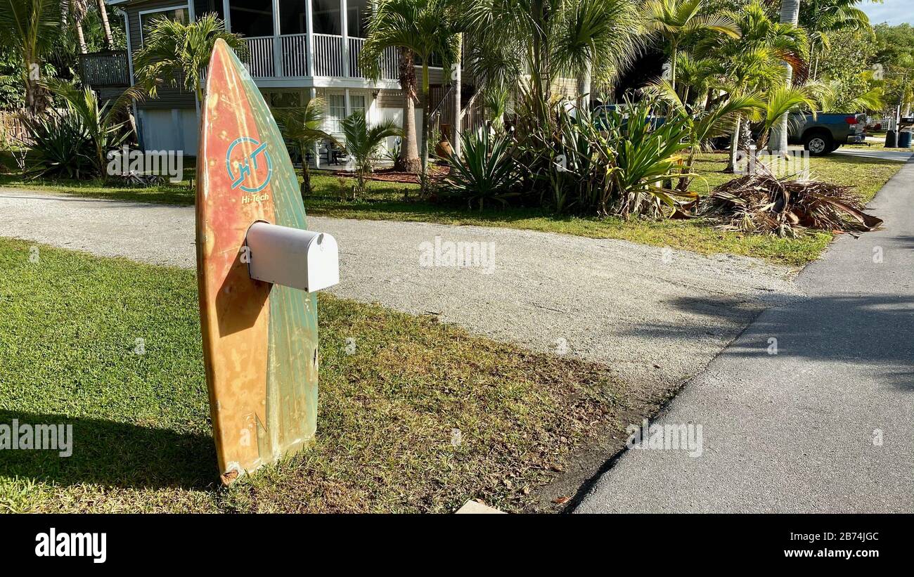 Fort Myers Beach, FL, États-Unis - Surfboard converti en boîte aux lettres pour la livraison de courrier résidentiel aux États-Unis Banque D'Images