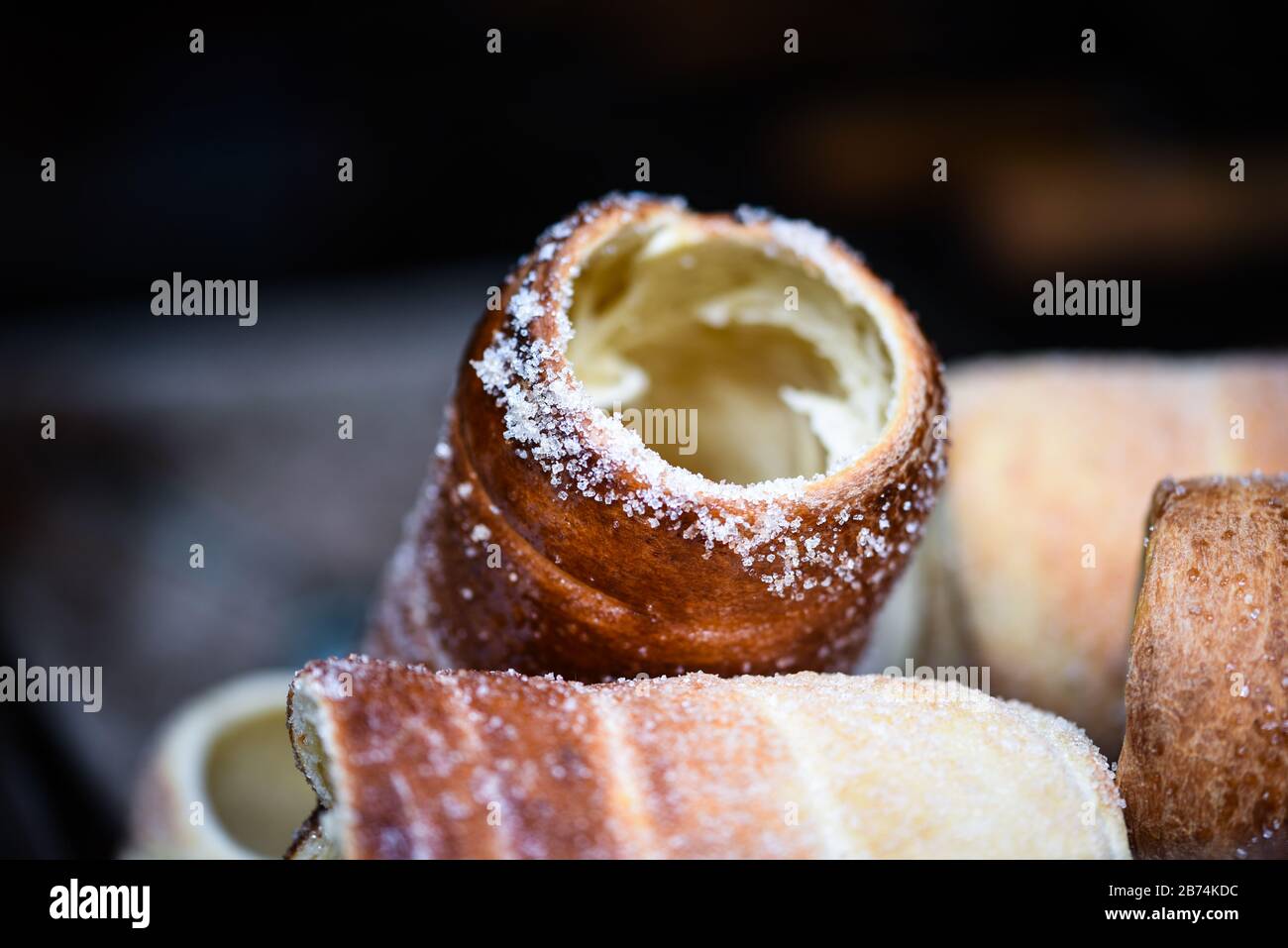 délices tchèques traditionnels à la cannelle, au sucre et aux noix Banque D'Images