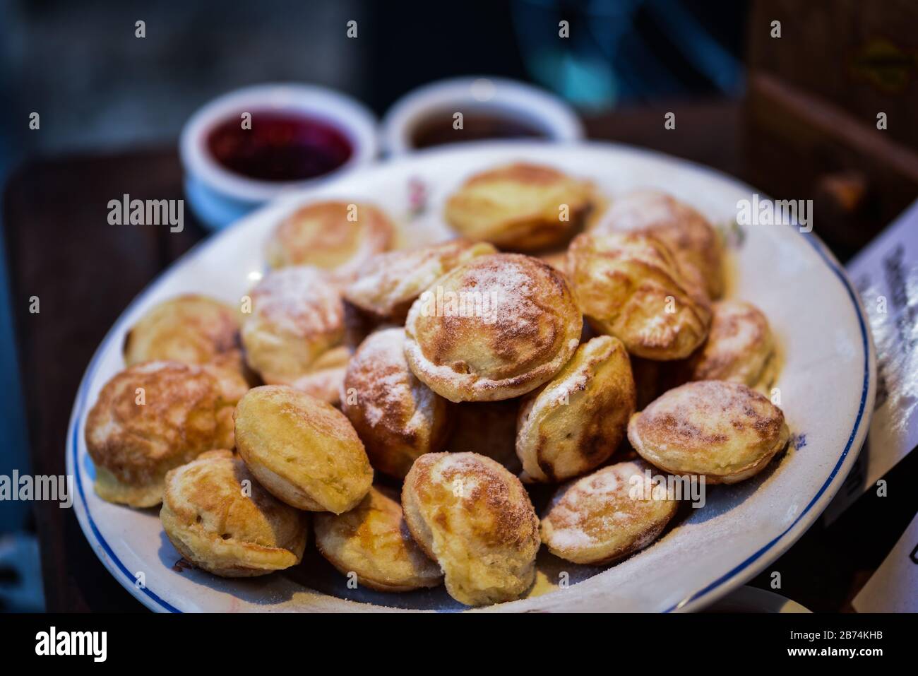 délices tchèques traditionnels - mini beignets avec marmelade mélangée Banque D'Images