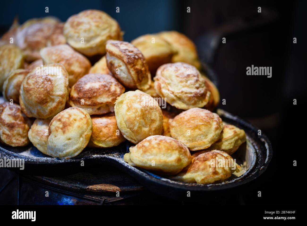délices tchèques traditionnels - mini beignets avec marmelade mélangée Banque D'Images