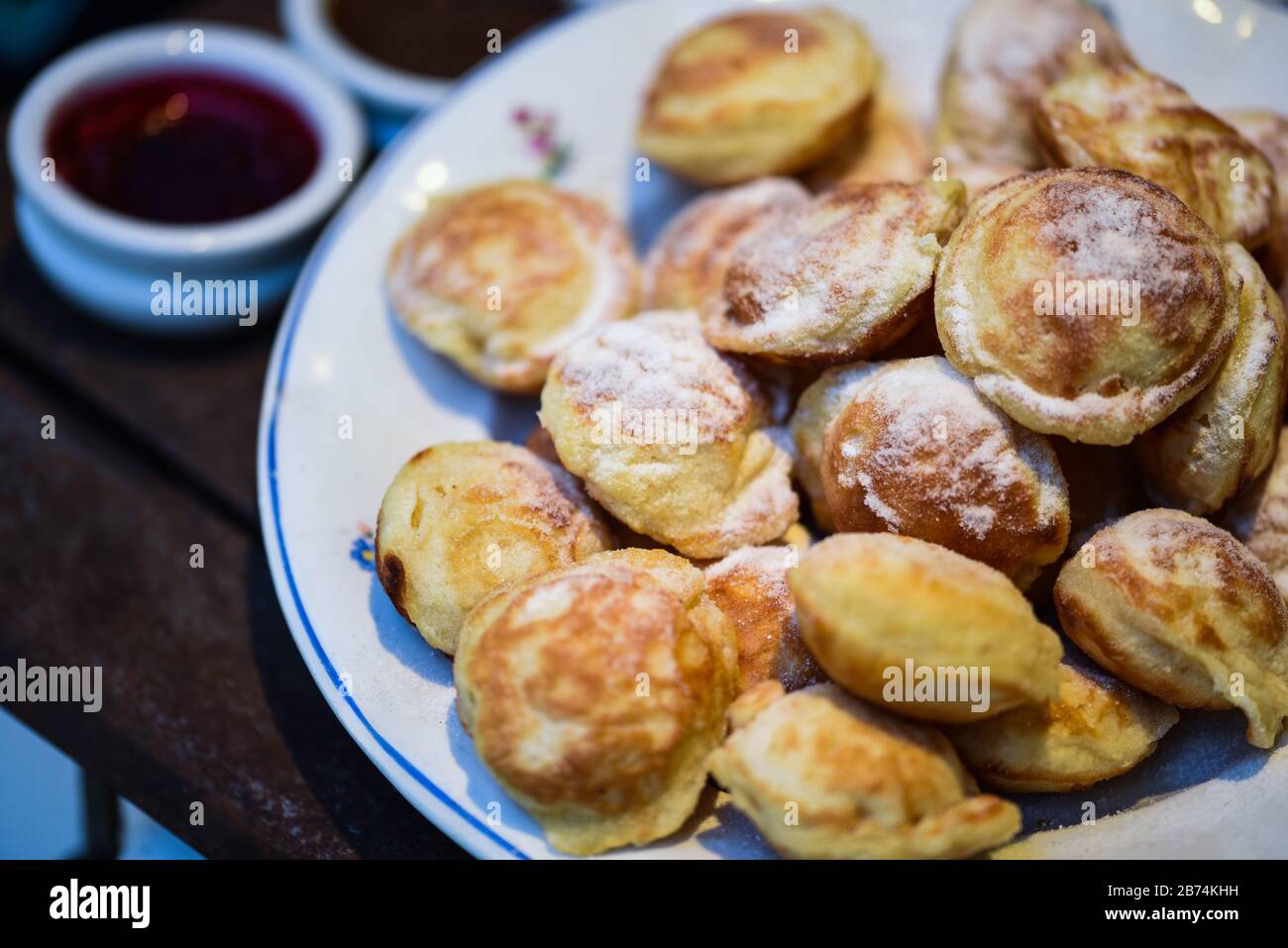 délices tchèques traditionnels - mini beignets avec marmelade mélangée Banque D'Images