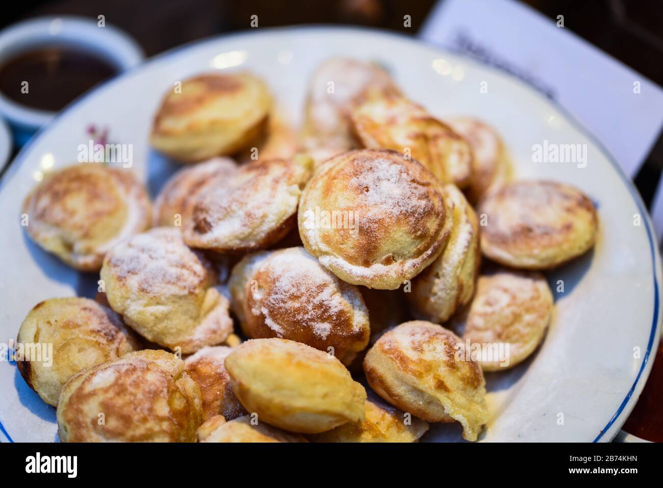délices tchèques traditionnels - mini beignets avec marmelade mélangée Banque D'Images