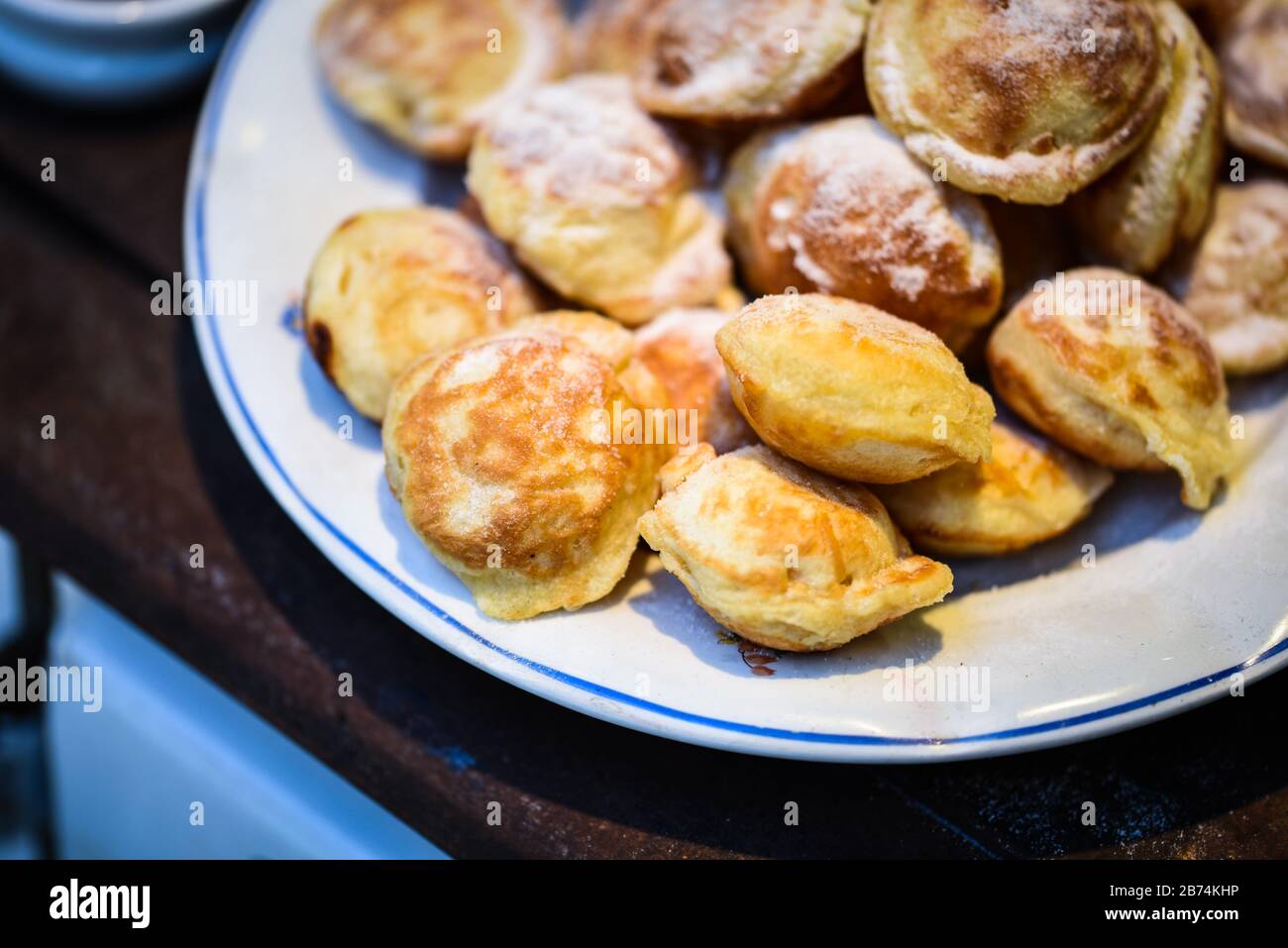 délices tchèques traditionnels - mini beignets avec marmelade mélangée Banque D'Images