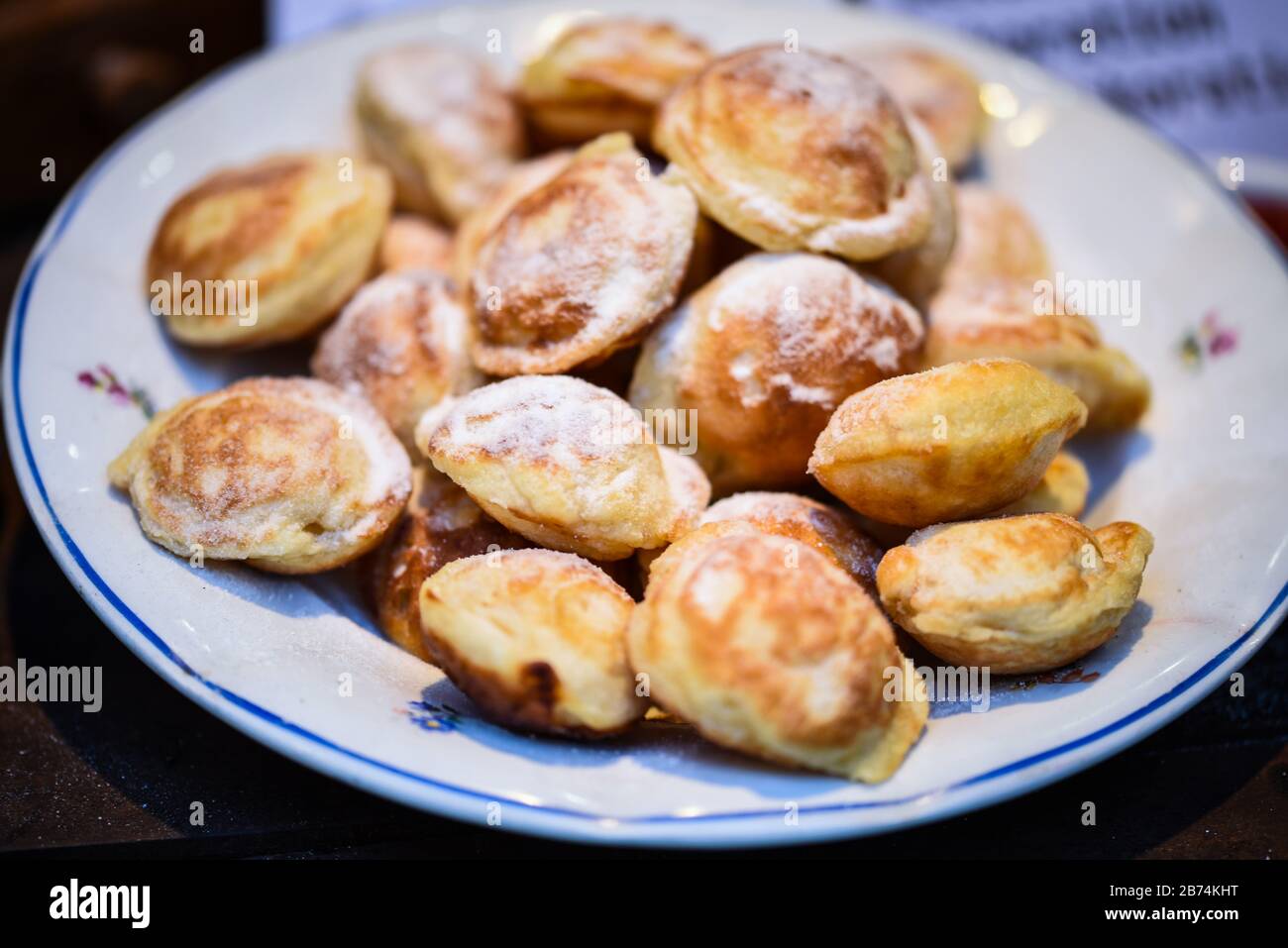 délices tchèques traditionnels - mini beignets avec marmelade mélangée Banque D'Images