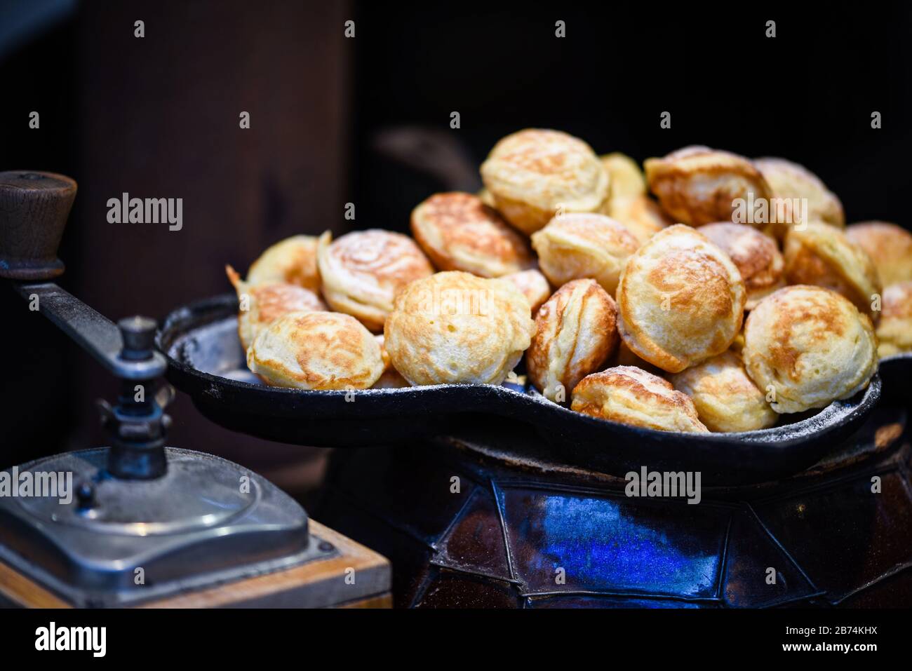 délices tchèques traditionnels - mini beignets avec marmelade mélangée Banque D'Images