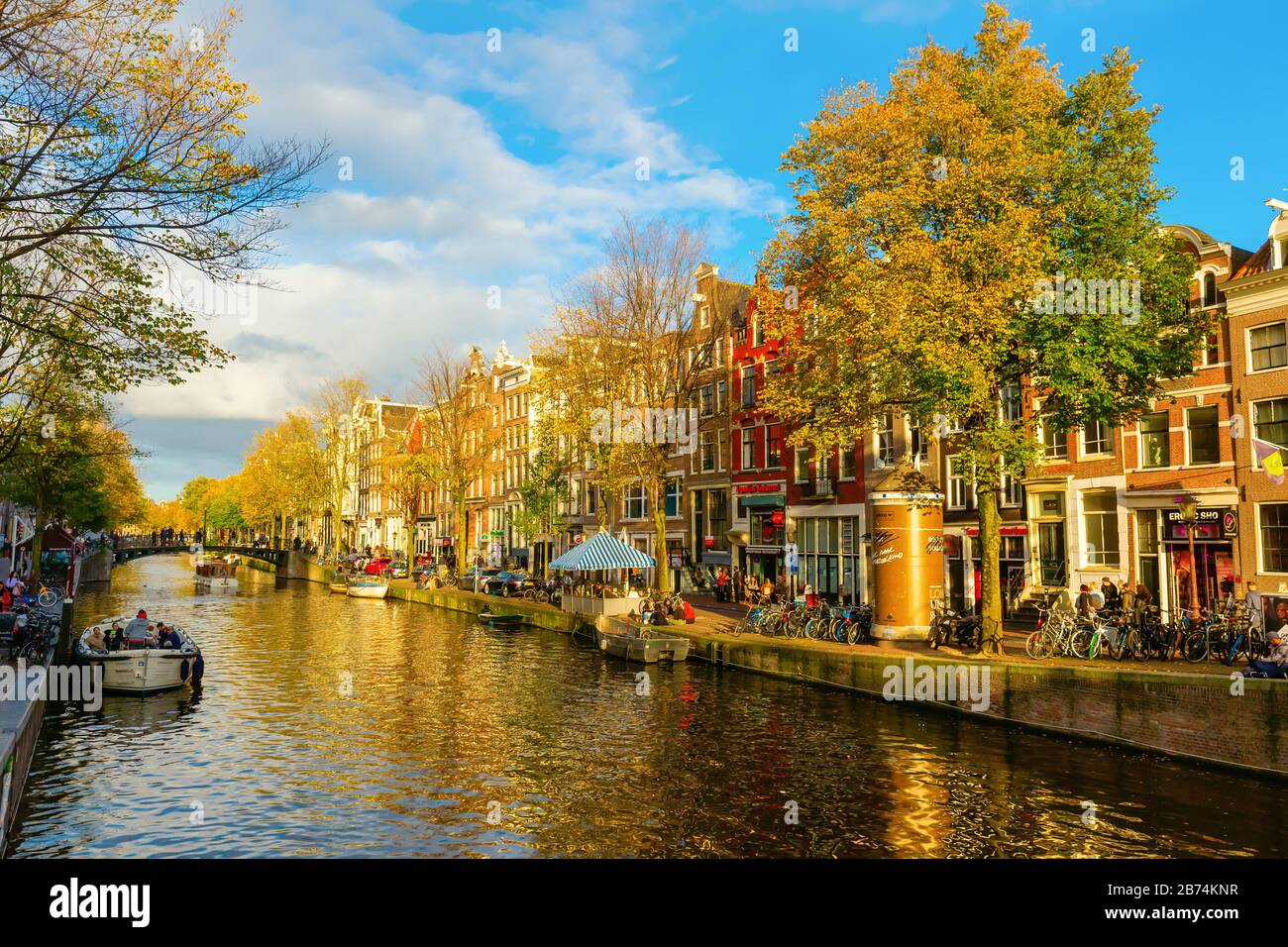 Amsterdam, Pays-Bas - 28 octobre 2020: Paysage urbain avec canal typique à Amsterdam, avec des personnes non identifiées. Amsterdam est la capitale et la plupart des popu Banque D'Images