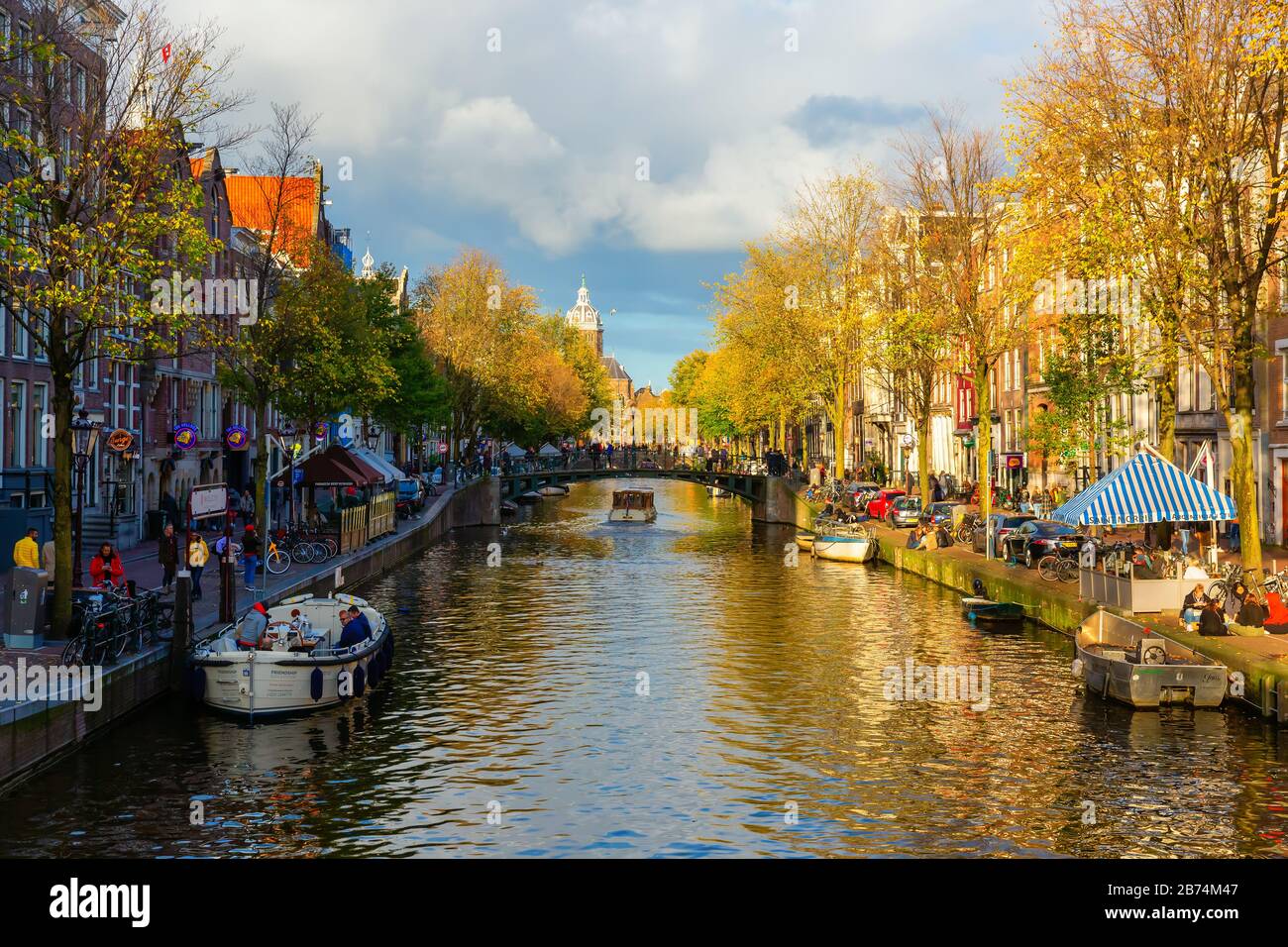 Amsterdam, Pays-Bas - 28 octobre 2020: Paysage urbain avec canal typique à Amsterdam, avec des personnes non identifiées. Amsterdam est la capitale et la plupart des popu Banque D'Images