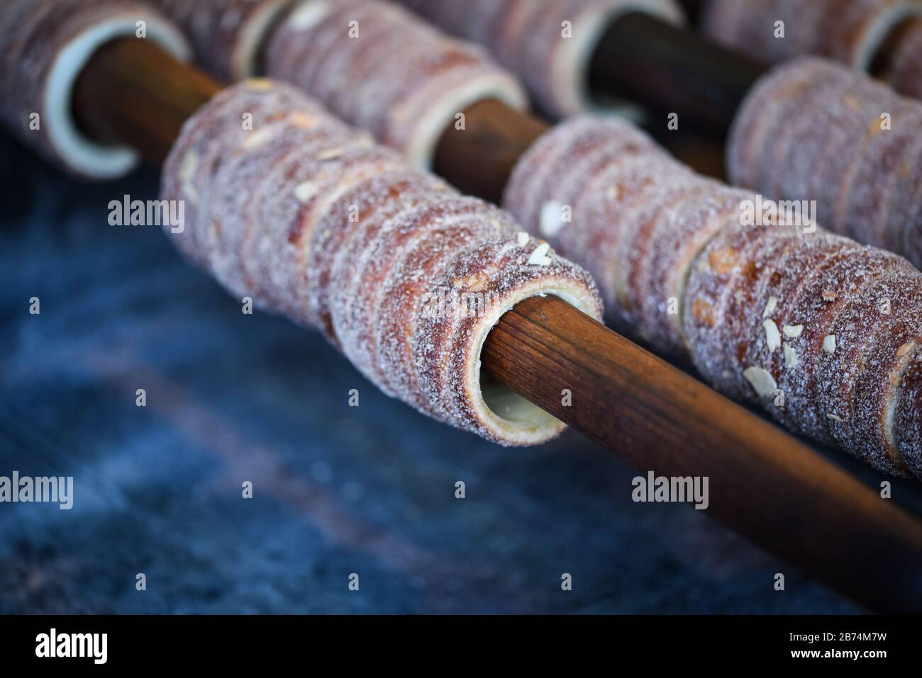 délices tchèques traditionnels à la cannelle, au sucre et aux noix Banque D'Images