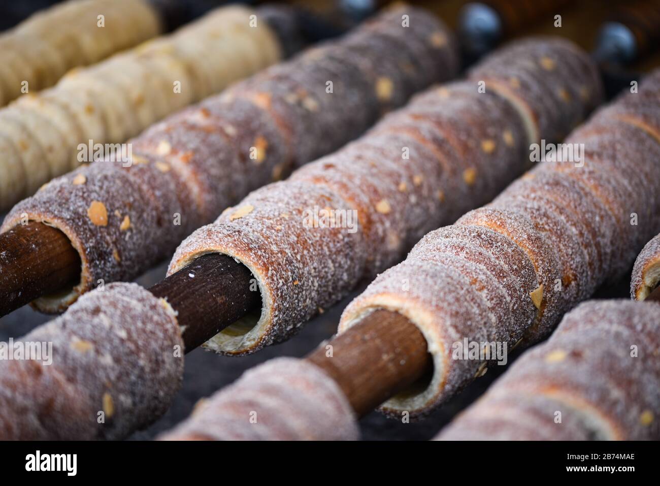 délices tchèques traditionnels à la cannelle, au sucre et aux noix Banque D'Images