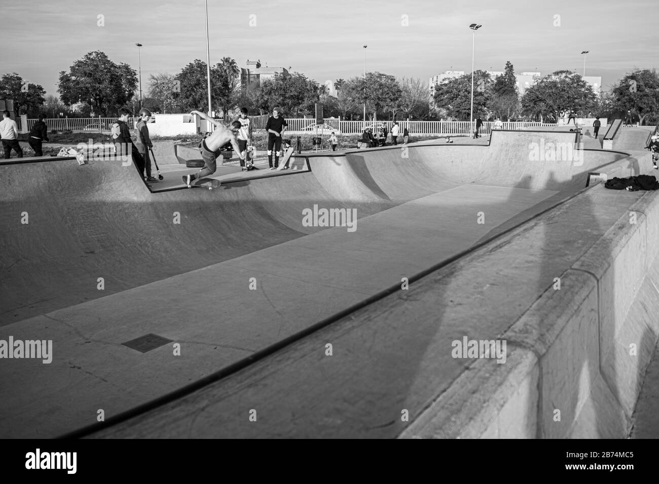 Photo en niveaux de gris d'un parc de skateboard Banque D'Images