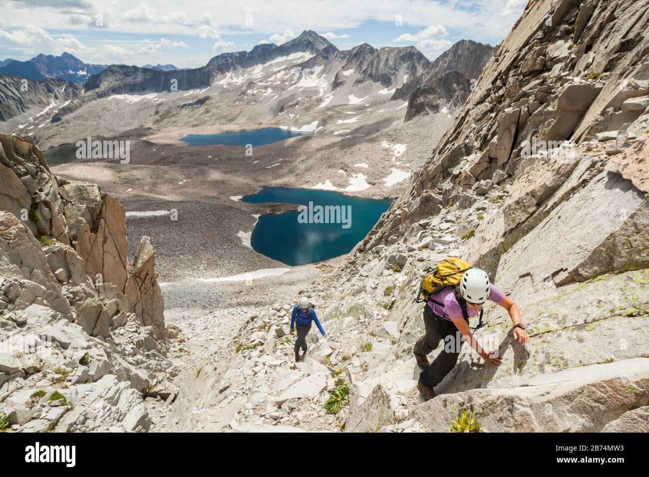 Mylène Jacquemart et Steffi Moos grimpent à la hausse Wandering Hollandais couloir au-dessus des lacs Pierre, Elk Mountains, Colorado. Banque D'Images