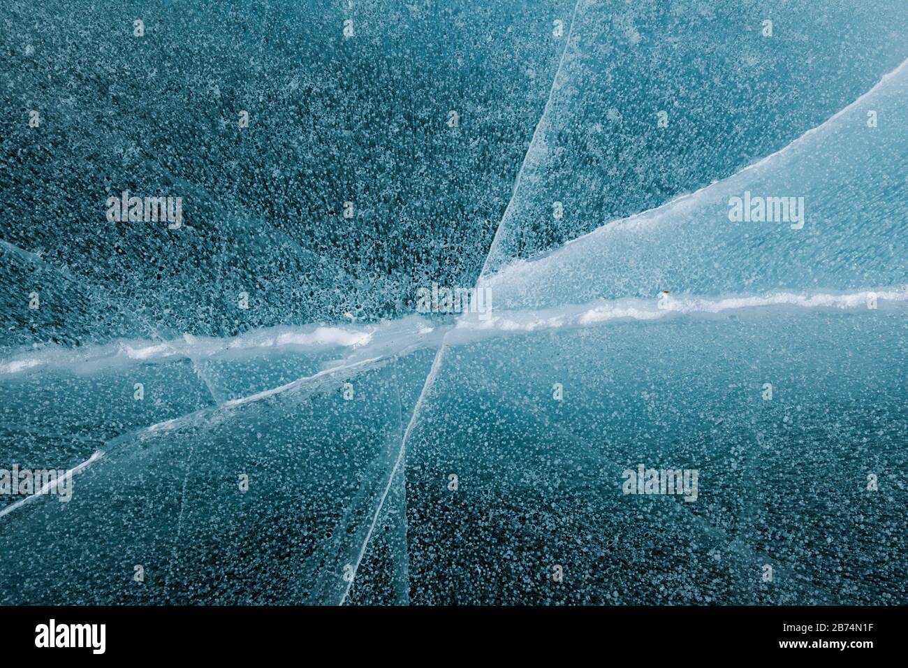 Fissures et bulles d'air dans la glace à la surface du lac Mills, parc national des montagnes Rocheuses, Colorado. Banque D'Images