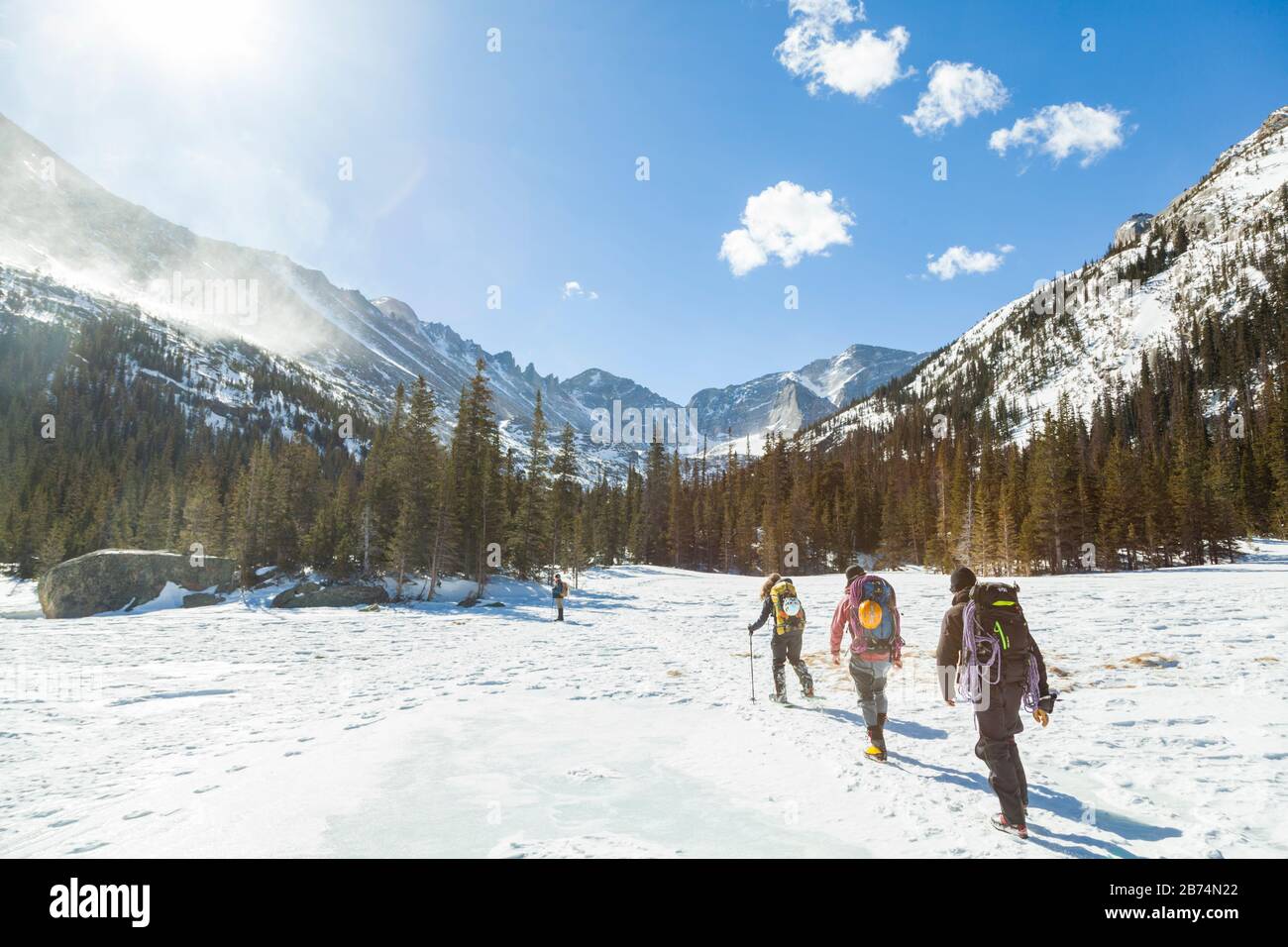 Les Grimpeurs Traversent Le Lac Mills, Le Parc National Des Montagnes Rocheuses, Colorado. Banque D'Images