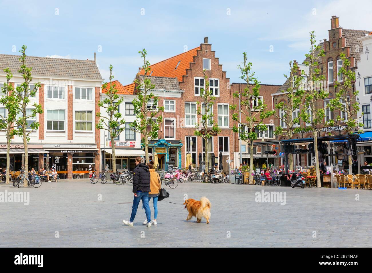 Va, Pays-Bas - 09 juin 2019 : square dans le centre-ville de va, avec des personnes non identifiées. Le centre-ville de Va est riche de pittoresque vieille hous Banque D'Images