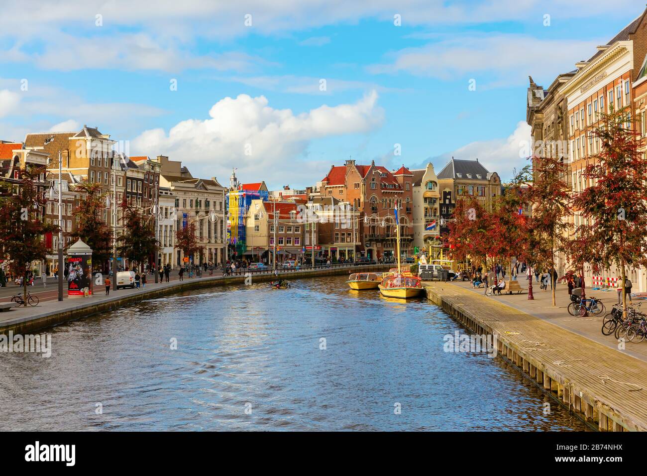 Amsterdam, Pays-Bas - 28 octobre 2019: Paysage urbain avec canal typique à Amsterdam, avec des personnes non identifiées. Amsterdam est la capitale et la plupart des popu Banque D'Images