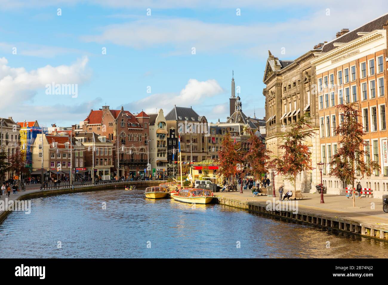 Amsterdam, Pays-Bas - 28 octobre 2019: Paysage urbain avec canal typique à Amsterdam, avec des personnes non identifiées. Amsterdam est la capitale et la plupart des popu Banque D'Images