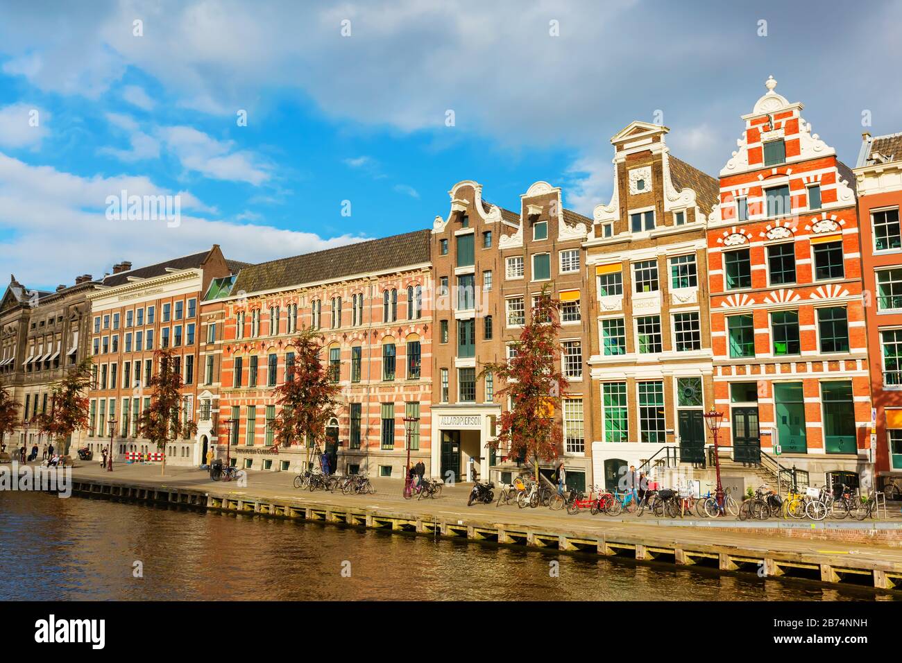 Amsterdam, Pays-Bas - 28 octobre 2019: Paysage urbain avec canal typique à Amsterdam, avec des personnes non identifiées. Amsterdam est la capitale et la plupart des popu Banque D'Images