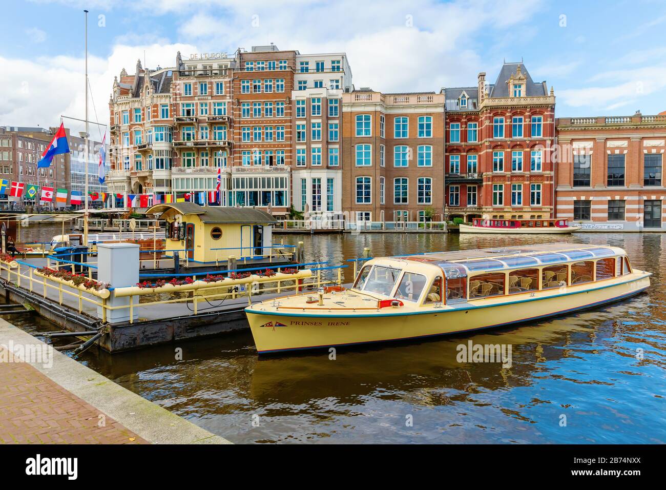 Amsterdam, Pays-Bas - 28 octobre 2019: Paysage urbain avec canal typique à Amsterdam, avec des personnes non identifiées. Amsterdam est la capitale et la plupart des popu Banque D'Images