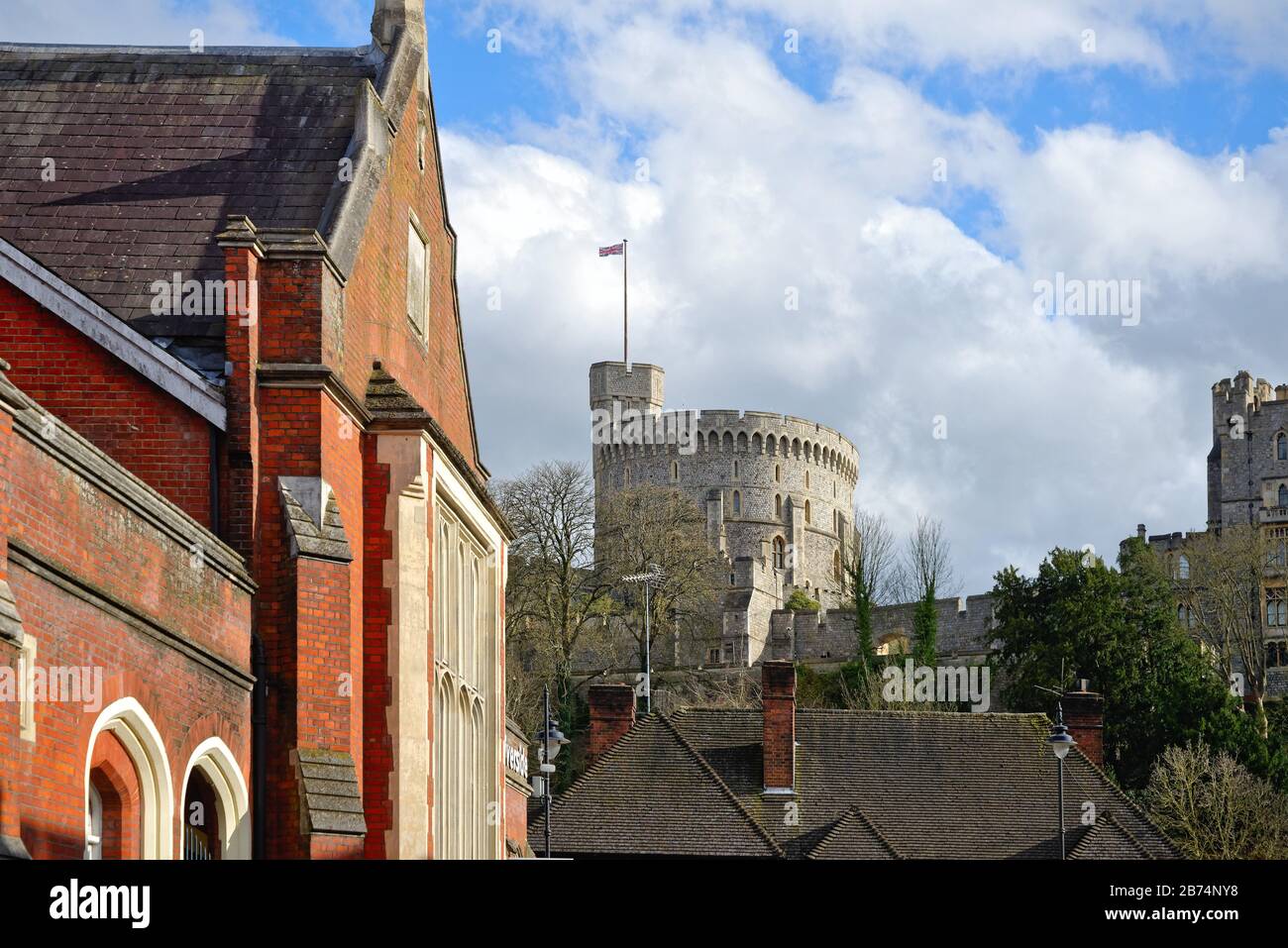 La tour ronde au château de Windsor avec la façade de Windsor et de la gare d'Eton au premier plan, Royal Borough de Windsor Berkshire Angleterre Royaume-Uni Banque D'Images